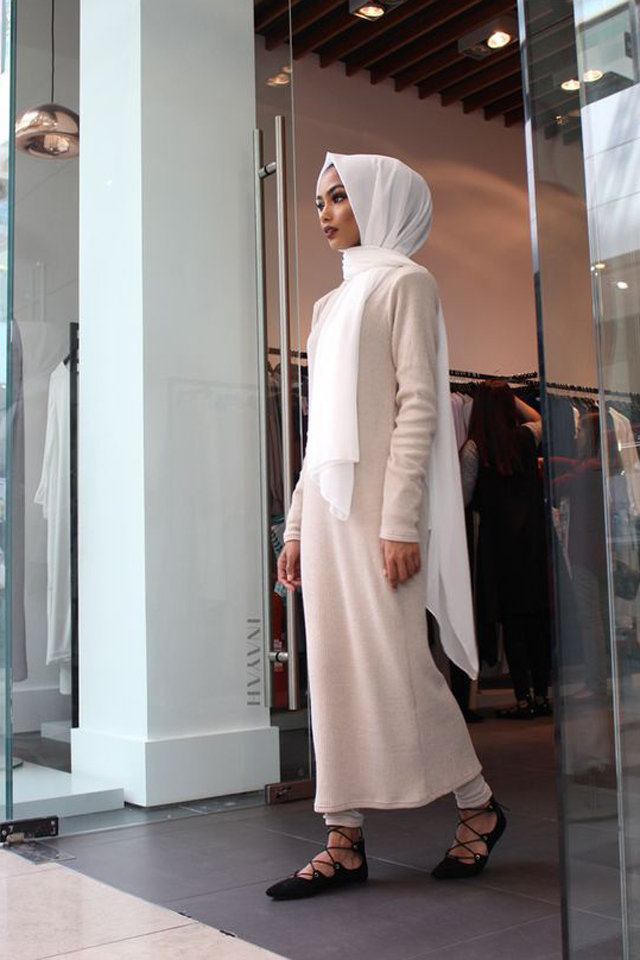 أفكار مختلفة لتنسيق اللون الأبيض مع الحجاب بجاذبية