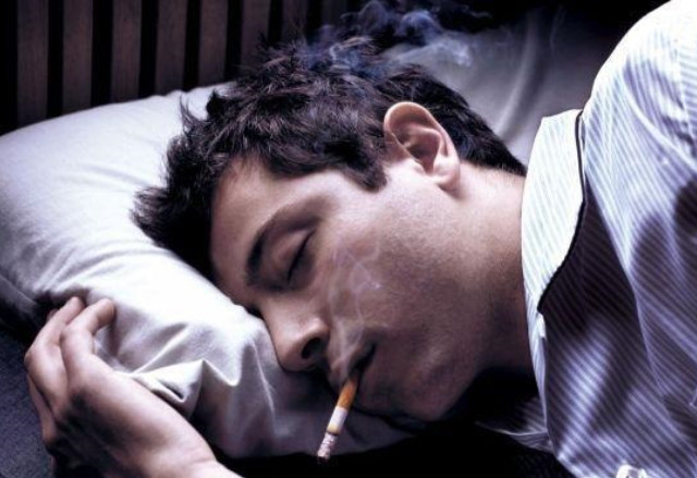 التدخين والنوم