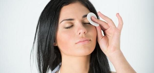 طريقة تنظيف العين