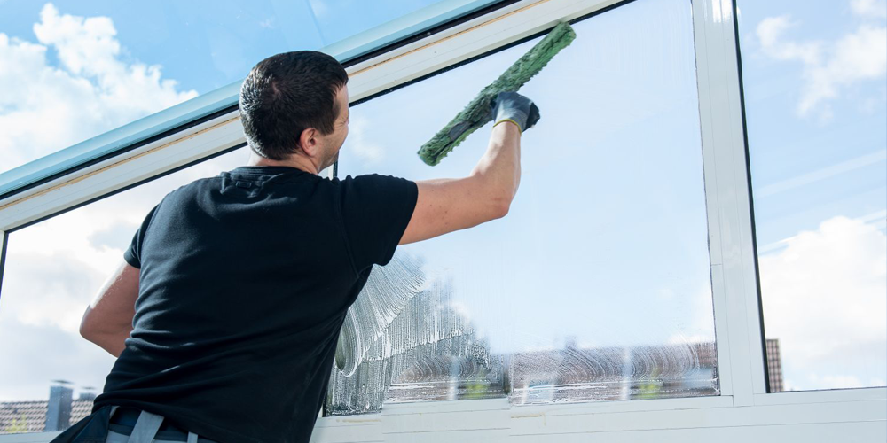 كيف تقوم بعملية تنظيف الزجاج باسلوب سهل وبسيط