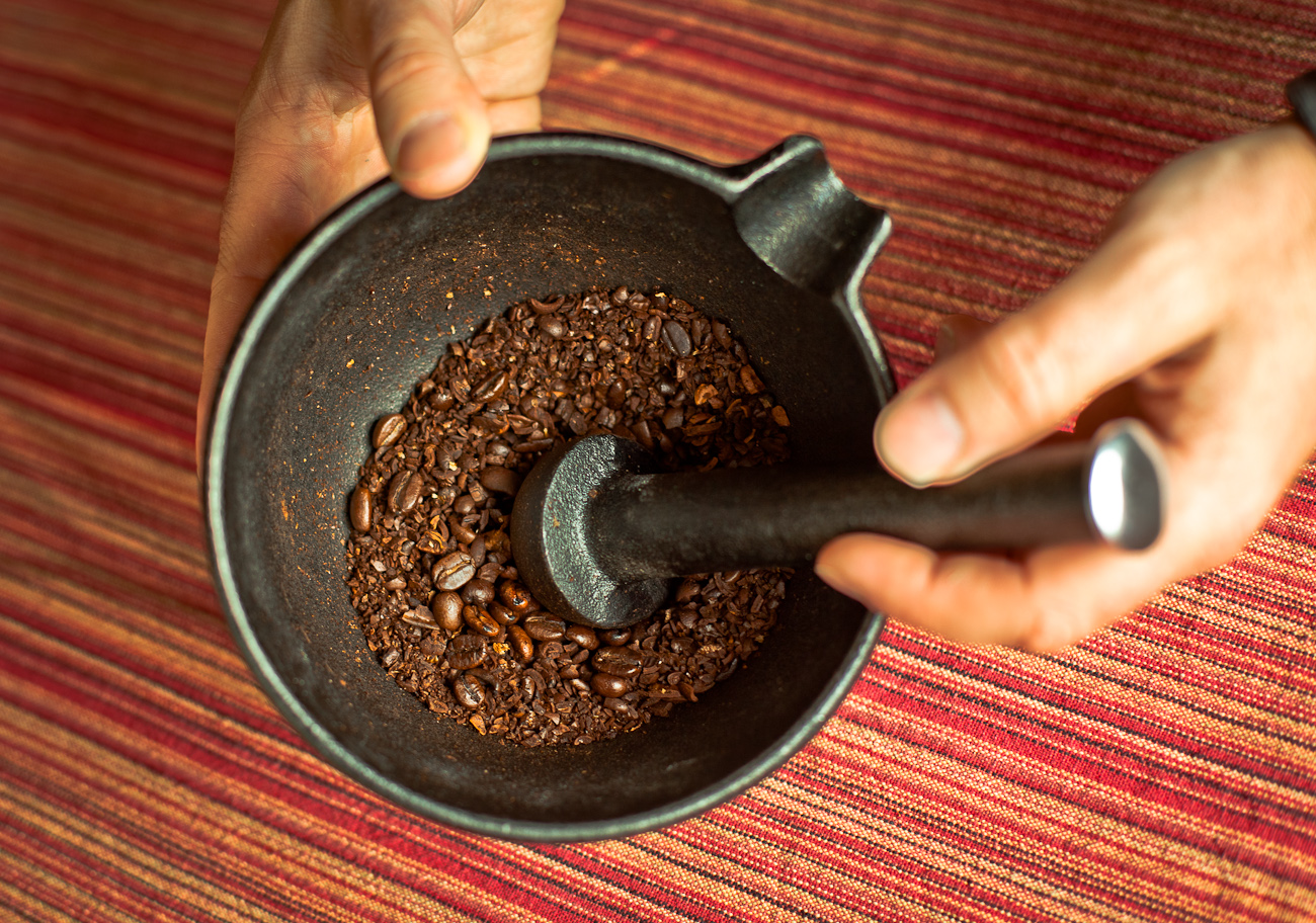 طريقة طحن القهوة العربية
