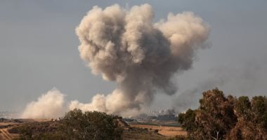 القاهرة الإخبارية: دوى انفجارات بحقل العمر النفطى بريف دير الزور الشرقى السورى   حصري على لحظات