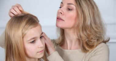 احمِ أطفالك من عدوى قمل الرأس خلال الدراسة واعرفي طرق العلاج   حصري على لحظات
