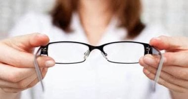 5 علامات تدل على أنك ترتدي نظارات طبية خاطئة   حصري على لحظات
