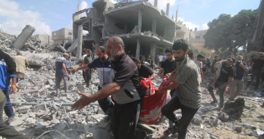 انتشال جثامين 10 شهداء بينهم أطفال ونساء قرب دوار الدحدوح فى غزة