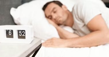 انتبه.. النوم على وسادة مرتفعة يزيد خطر الإصابة بالسكتة الدماغية   حصري على لحظات