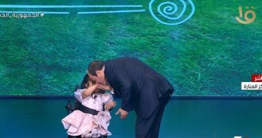 الرئيس السيسى يصافح ويقبل رأس الطفلة روضة ويطلب منها هذا الطلب   حصري على لحظات