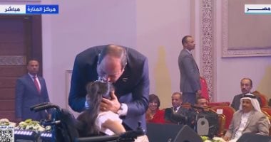 الرئيس السيسى يقبل رأس الطفلة روضة ويطلب منها هذا الطلب   حصري على لحظات