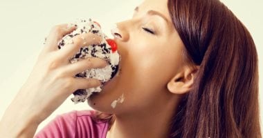 لماذا يرتبط تناول الحلويات بالعطش؟ نصائح لتجنب الجفاف   حصري على لحظات