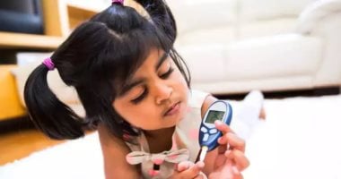 مرض السكري من النوع الأول عند الأطفال.. الأسباب والعلامات المبكرة   حصري على لحظات