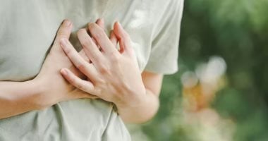 أعراض تشير إلى اضطراب ضربات القلب وضرورة اللجوء للطبيب   حصري على لحظات
